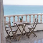 Laneez Surf House Hostel